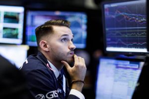 Wall Street chiude in rosso, Trump rassicura: mercato è forte