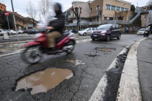 Messina, motociclista morì per una buca: 1 milione e 600mila euro alla famiglia