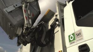 Cortona (Arezzo), camion rifiuti fa retromarcia: operaio di 56 anni muore schiacciato