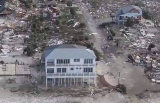 Uragano Michael, Sand Palace resta in piedi tra le case devastate