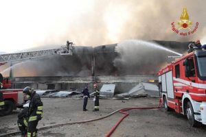 Milano, forte odore di plastica bruciata: Arpa rassicura