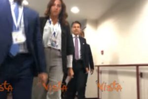 Giuseppe Conte scherza con giornalisti a Bruxelles "Mi vedete e scappate" VIDEO