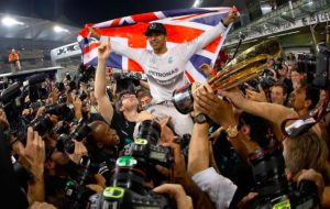 Formula 1, Hamilton nella leggenda: cinque titoli mondiali come Fangio