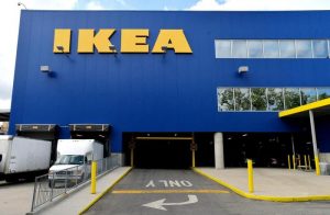 Ikea, sbagliano a pagare alle casse self-service: padre e figlia in carcere