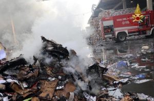 Milano, incendio in discarica quasi spento. Ma i cittadini hanno ancora paura