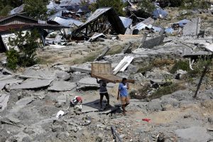 Indonesia, assalti ai negozi dopo lo tsunami e il terremoto