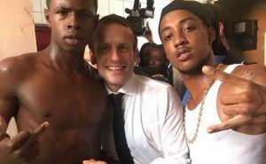 Macron, FOTO con il ragazzo che fa il dito medio6