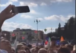 Renzi selfie manifestanti 