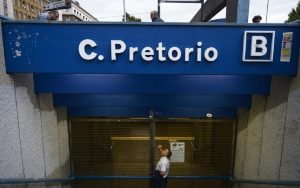 Roma, si butta sotto la metro a Castro Pretorio: grave una donna di 43 anni