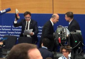 Pierre Moscovici: "Ciocca cretino e fascista". La replica: "Sei il piromane dello spread"