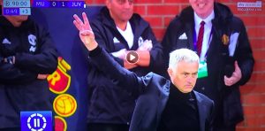 Mourinho VIDEO gesto triplete in risposta a cori offensivi dei tifosi della Juventus