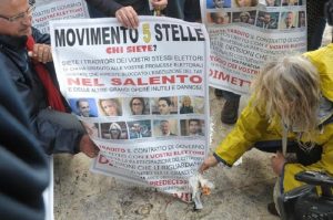 No Tap bruciano in Salento foto parlamentari M5s