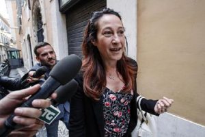 Paola Taverna, l'interrogazione di Fratelli d'Italia: "La casa della madre deve essere sgomberata. Perché la Raggi non firma?" (foto Ansa)