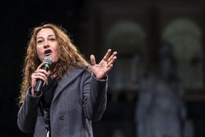 Paola Taverna, il Comune di Roma sfratta la madre dalla casa popolare: "Altri immobili in famiglia"