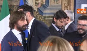 Quirinale, l'abbraccio tra Andrea Pirlo e Gianluigi Buffon VIDEO