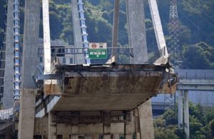Ponte Morandi, il racconto di Davide Capello: "Ecco come sono sopravvissuto al crollo" (foto Ansa)