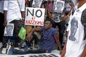 Varese: "Non voglio essere servita da un negro". Bari, ragazzino aggredito: "Ti facciamo diventare bianco"