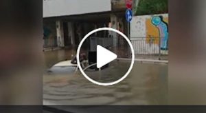 Francavilla a Mare, auto sott'acqua nel sottopasso: Luca Ortu si tuffa e salva una donna VIDEO