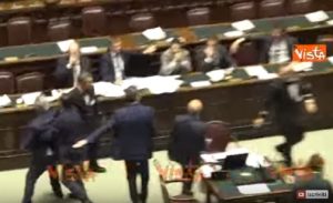 Camera, scontro in aula tra PD e Fratelli d'Italia, i deputati vengono quasi alle mani VIDEO