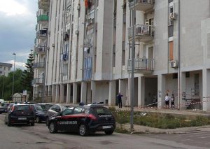Taranto, bambina di 6 anni lanciata dal balcone: padre quasi linciato dalla folla