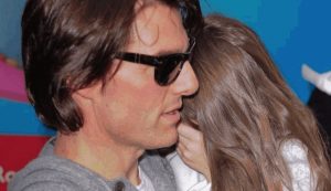 Tom Cruise non vede la figlia Suri da anni. Il motivo: "Non è di Scientology"