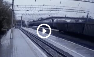 Russia, cavalcavia crolla sul treno che passa VIDEO