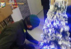 Giocattoli, peluches e addobbi di Natale nocivi per la salute: maxi sequestro a Torino