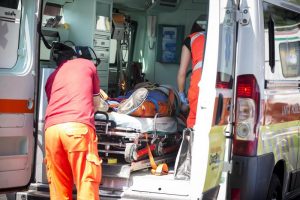 Cuneo: incidente tra bus scolastico e camion su strada, 11 studenti feriti