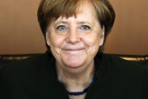 Angela Merkel si ritira: addio alla leader razionale che ha tenuto insieme l'Ue. Solo sui rifugiati...