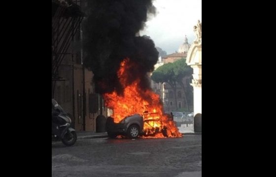 Roma, minicar in fiamme davanti scuola in via IV Novembre FOTO