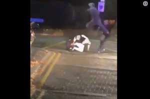 Londra, colpisce una poliziotta con un calcio volante VIDEO