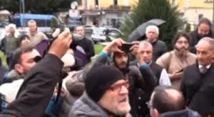 Terra dei fuochi, Salvini contestato a Caserta: "Sei nemico del sud" 