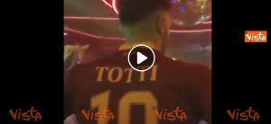 Fabrizio Corona con la maglia di Totti fa infuriare tifosi della Roma VIDEO