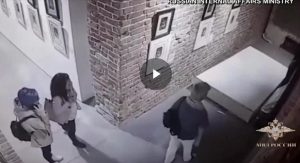 Russia, scatta un selfie e distrugge un quadro di Dalì VIDEO