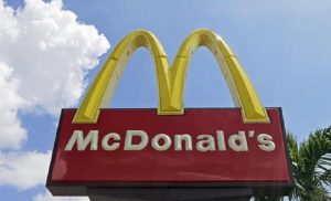 La dieta del McDonald's: "Mangiamo hamburger da 23 anni. E siamo in perfetta forma" (foto Ansa)