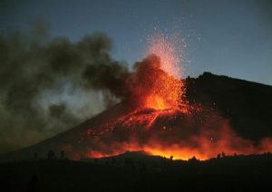 Terremoto Etna, 40 scosse in 24 ore: vulcano osservato speciale