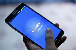 Facebook e fake news: Regno Unito e Canada convocano Zuckerberg (foto Ansa)