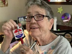 Midterm, Gracie Lou Phillips vota per la prima volta a 82 anni. Poi muore