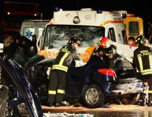 Maltempo Roma, schianto in auto contro un traliccio: 22enne muore sul colpo