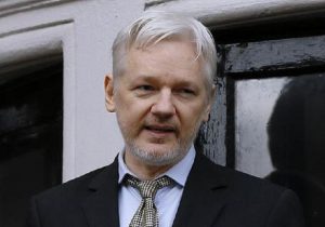 Julian Assange, il dipartimento di Giustizia americano si prepara ad accusarlo di spionaggio (foto Ansa)