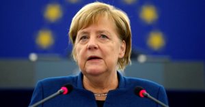 Merkel all'Europarlamento, ululati dagli euroscettici. Tajani: "Serve un veterinario?" VIDEO