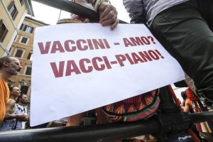 No Vax: ostetrica rifiuta di vaccinarsi, licenziata dall'ospedale di Macerata. E' il primo caso