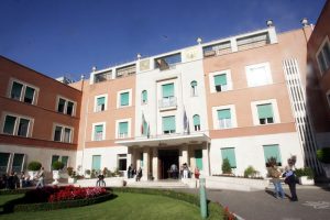 Villa San Pietro, incendio e fumo in ospedale: pazienti trasferiti