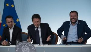 Debito Italia sballa. Matteo Salvini snobba: "Ora lettera Babbo Natale". Di Maio: "Mi tatuo: non usciamo dall'euro"