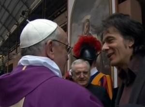 Papa Francesco avverte Pietro Orlandi: su Emanuela attento a come parli. Nella foto: Papa Francesco e Pietro Orlandi sorridente