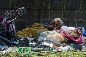 Lavinio (Roma). Ex operaio Fiat muore in giardino, in casa cumuli di rifiuti, moglie e figli denutriti 