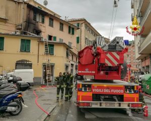Via Prenestina (periferia di Roma): incendio in palazzo occupato, gente si lancia dalle finestre