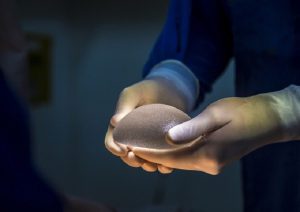 Protesi al silicone per il seno aumenterebbero il rischio cancro: l'inchiesta