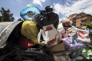 Roma, decadenza infinita: nel giorno delle Forze Armate Conte passa tra rifiuti e mendicanti