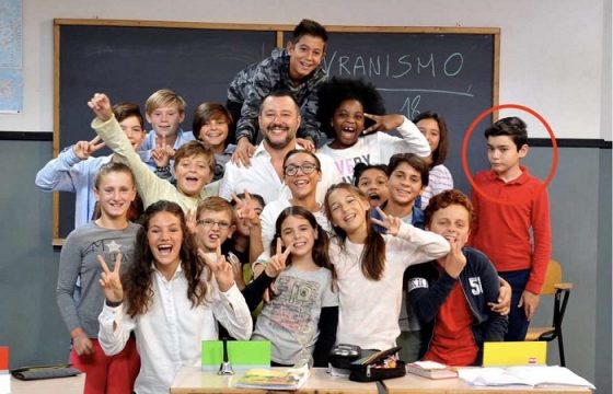 Matteo Salvini "Alla Lavagna" coi bambini, ma uno non ride